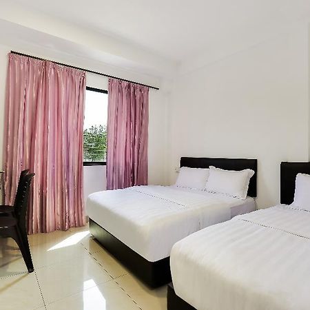Super Oyo 89495 Rich Hotel Air Hitam Luaran gambar